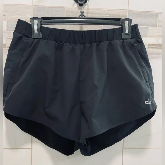 ALO Playmaker Dolphin Short zippered pockets - Picture 4 of 9